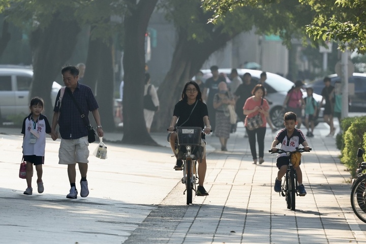 今天白天各地天氣穩定炎熱。圖/取自中央社