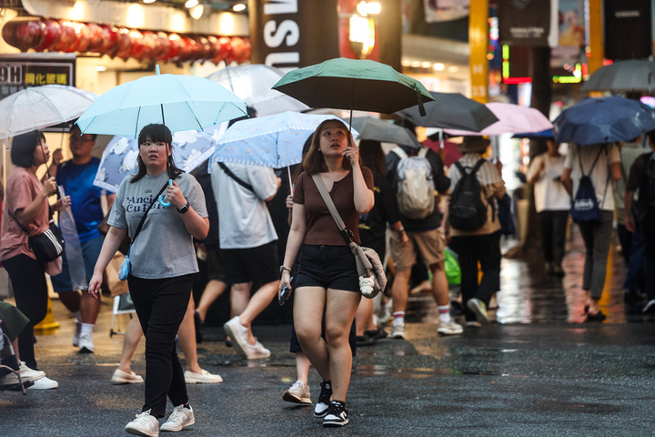 今天各地雨勢趨緩，但降雨機率仍高。圖/取自中央社