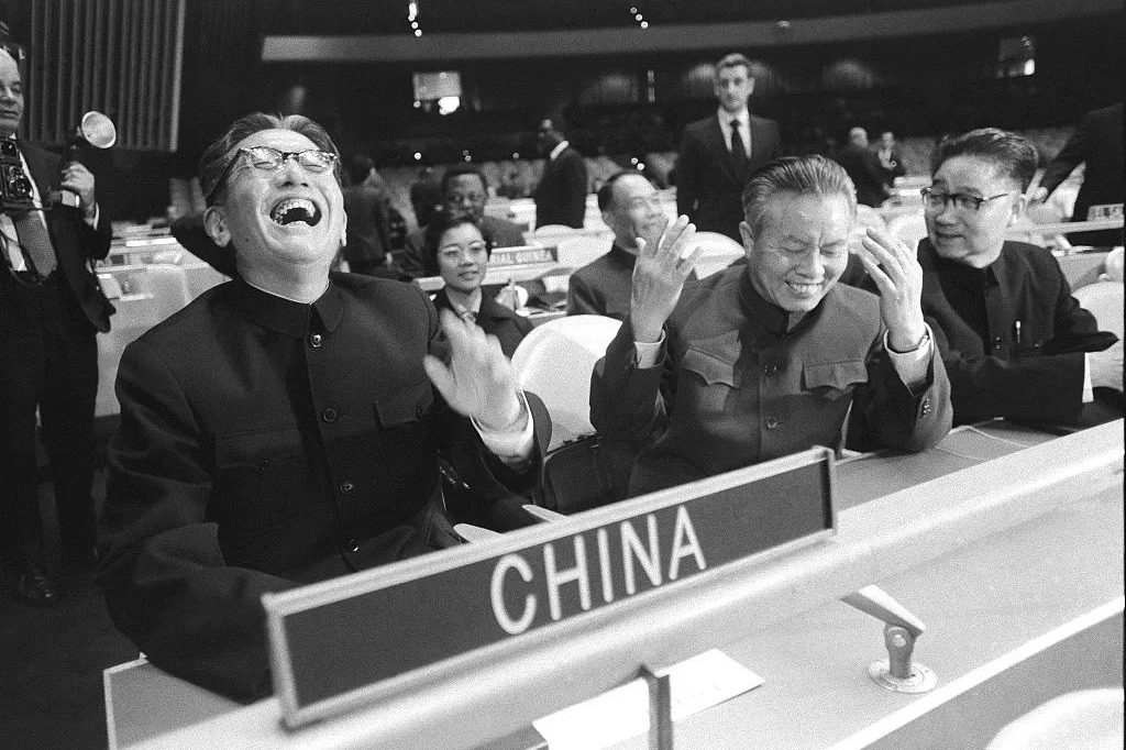 1971年11月15日，以大陸外交部副部長喬冠華（左）為團長的大陸代表團抵達聯合國總部。被記者問到此刻的心情時，喬冠華大笑說：我現在的心情不是已經回答了你的問題了嗎？新華社