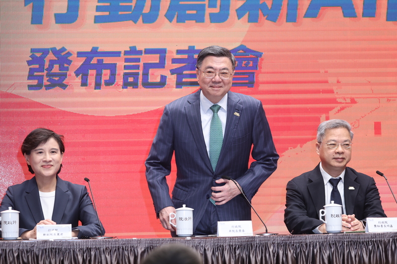 行政院長卓榮泰（中）28日出席行政院會會後記者會，介紹內閣新成員。圖/中央社
