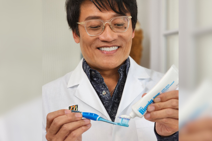 牙醫師陳俊龍提醒，使用漱口水時仍須配合正確的刷牙習慣，對牙齒健康更有益。圖/取自陳俊龍臉書