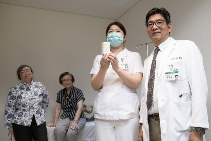 亞東醫院23日率先全國施打失智症新藥「欣智樂」，首例為83歲女性患者。圖為亞東醫院神經醫學部失智中心主任甄瑞興（右）在記者會簡介新藥療效與施打條件。圖/中央社