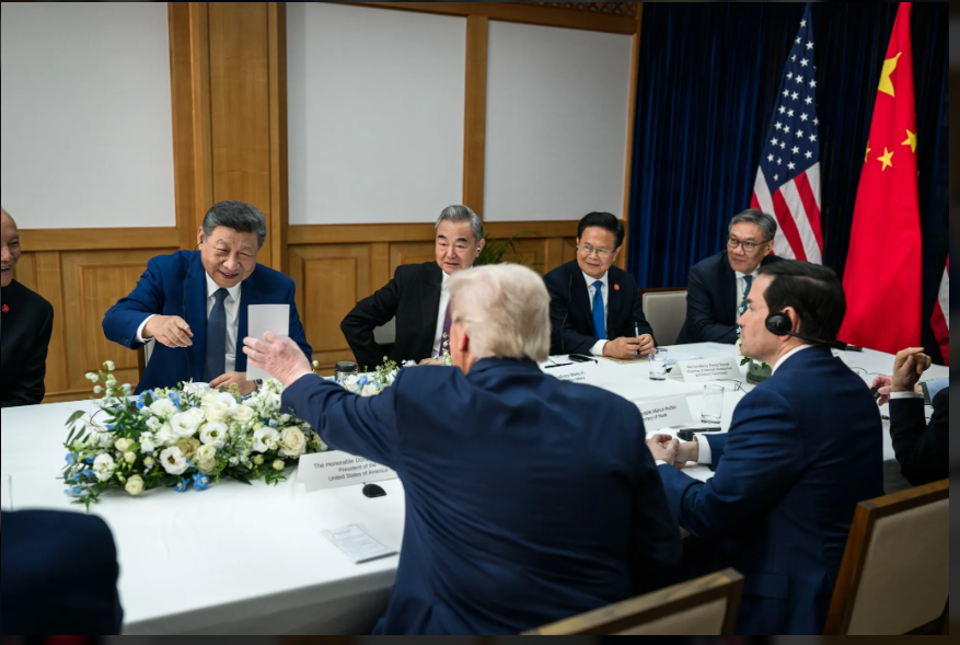 10月30日川習會，美國總統川普向大陸國家主席習近平展示一張白色小卡片。圖/取自白宮