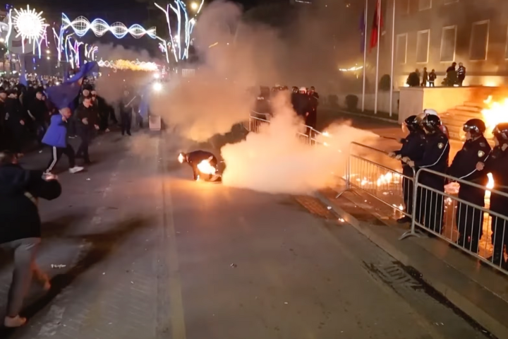 衝突過程中有4名示威者遭逮捕,還有1名示威者因意外遭燒傷。圖/翻攝自The Star YouTube頻道