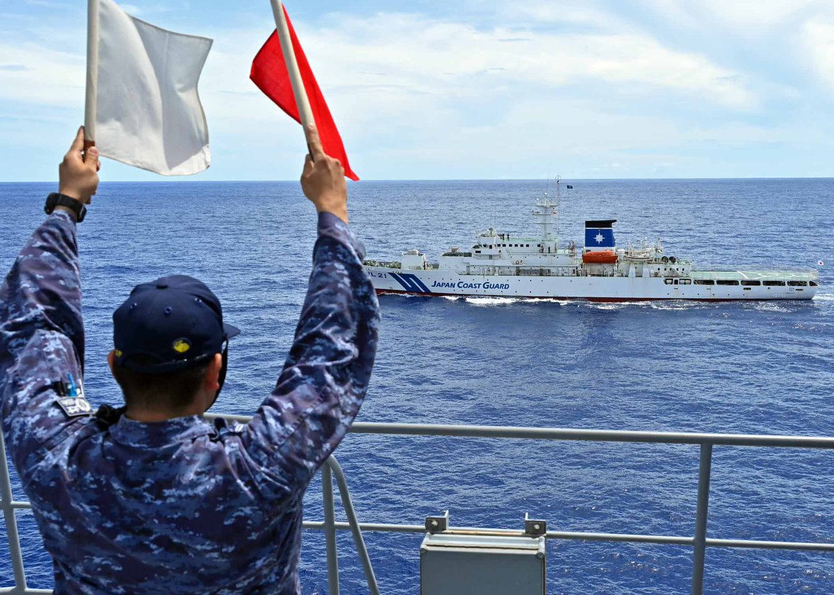 日本海上保安廳公務船在釣魚台北方疑似日本海域，登檢我基隆籍漁船「福洋266號」。圖為日本海岸防衛隊訓練船的演習。取自海上保安庁@JCG_koho