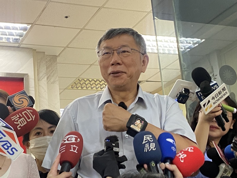 民眾黨創黨主席柯文哲5日大秀貼有萊爾校長貼紙的電子手環並表示，也許法務部想把所有刑具都展示一遍。圖/中央社