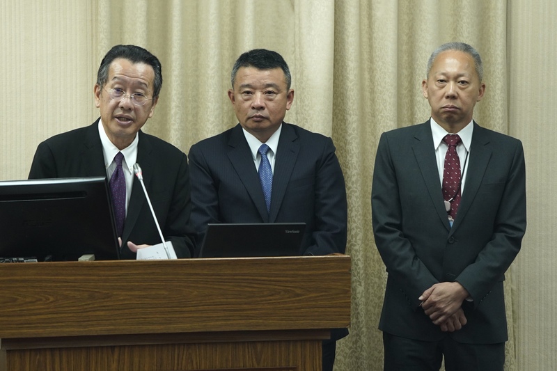 國防部長顧立雄（左起）、軍備局長林文祥與中科院長李世強，今（7日）赴立法院接受立委質詢。圖/中央社