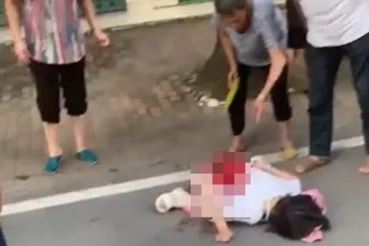 有女童不幸遭男子攻擊，跪趴在血泊中。圖/取自微博