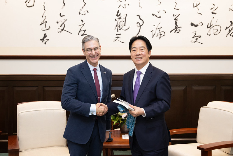 賴總統7月29日在總統府會見到訪的美國「國家民主基金會」（NED）訪問團，與總裁威爾森握手致意，卻不知引發華府保守派強烈不滿。圖／取自總統府