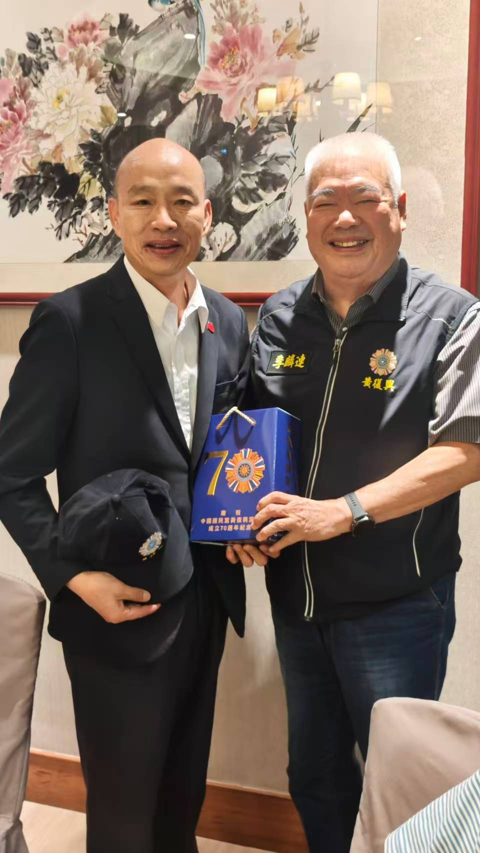 立法院長韓國瑜（左）26日晚間宴請黃復興幹部，圖為與季麟連合影。圖／讀者提供