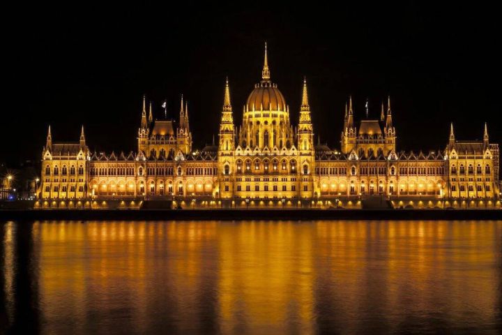 多瑙河畔金光閃耀,夜色中的布達佩斯皇宮典雅又迷人。圖/開元周遊提供
