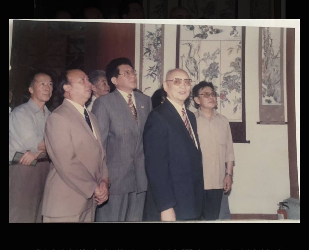 1992年9月，美籍台商程家昌（左三）應鄧小平胞弟鄧墾邀請，將個人收藏的中國畫家汪亞塵110幅畫作，在武漢白雲閣展覽。圖/程家昌提供