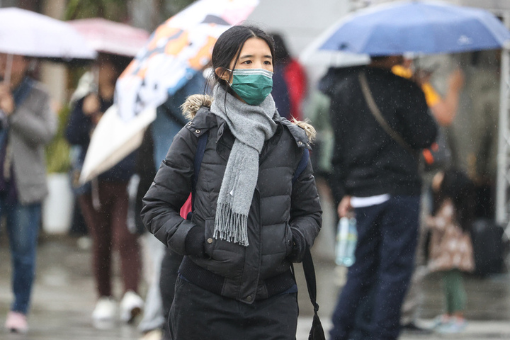 鋒面通過水氣增加　北東偶陣雨中南部多雲零星雨