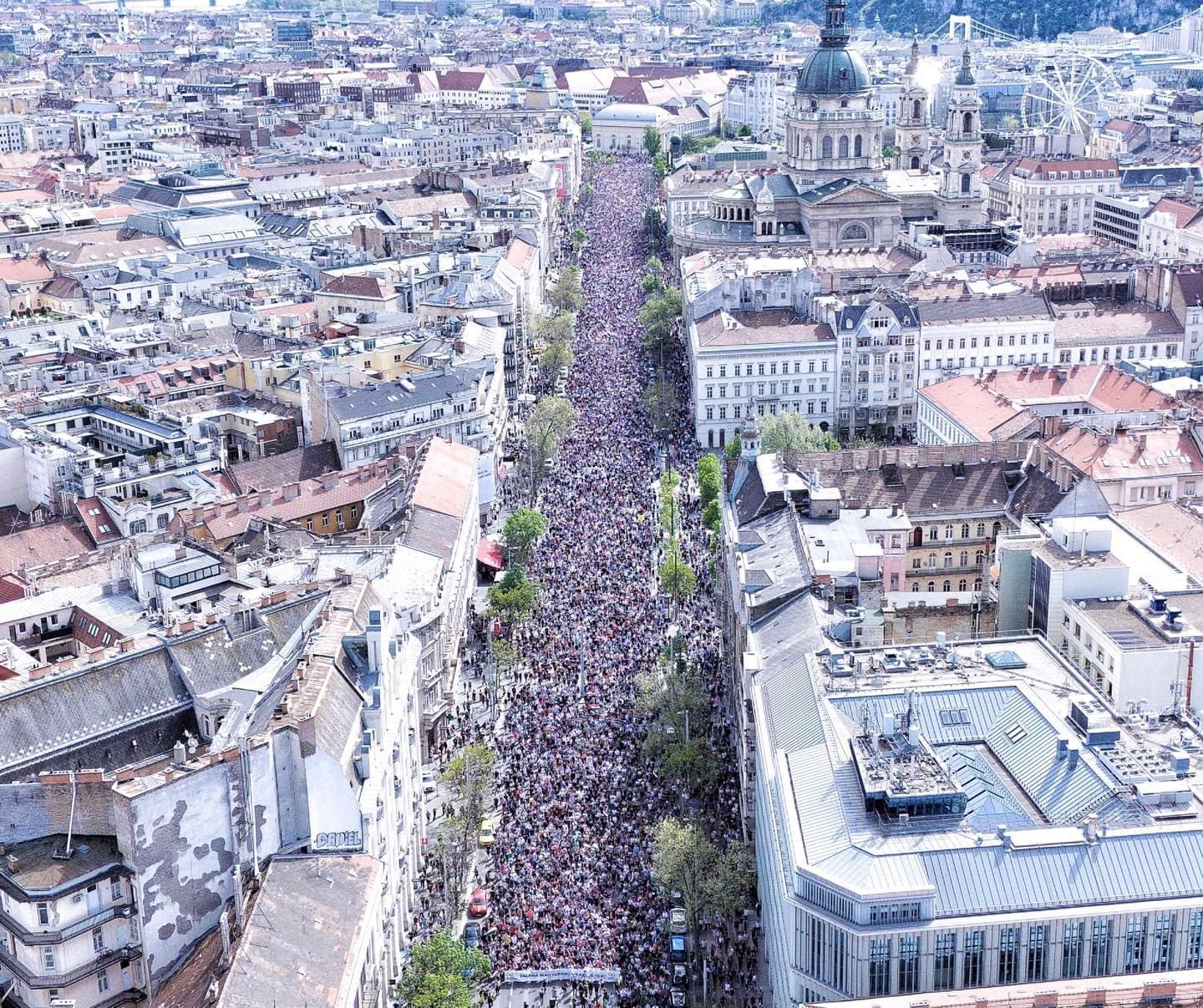 馬格雅的臉書聲稱有30至40萬匈牙利民眾上街抗議奧班。圖/取自Peter Magyar臉書