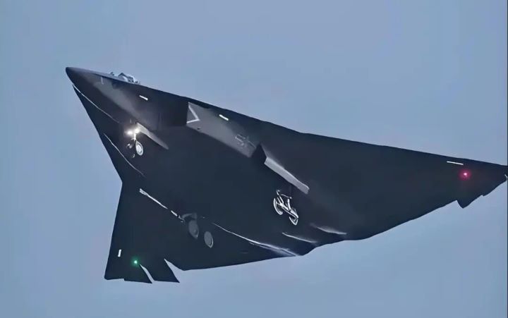 「殲-36」的新型戰機採用與傳統戰鬥機不同的無尾布局,引發國際軍事界高度關注。圖/取自炮口風暴公眾號