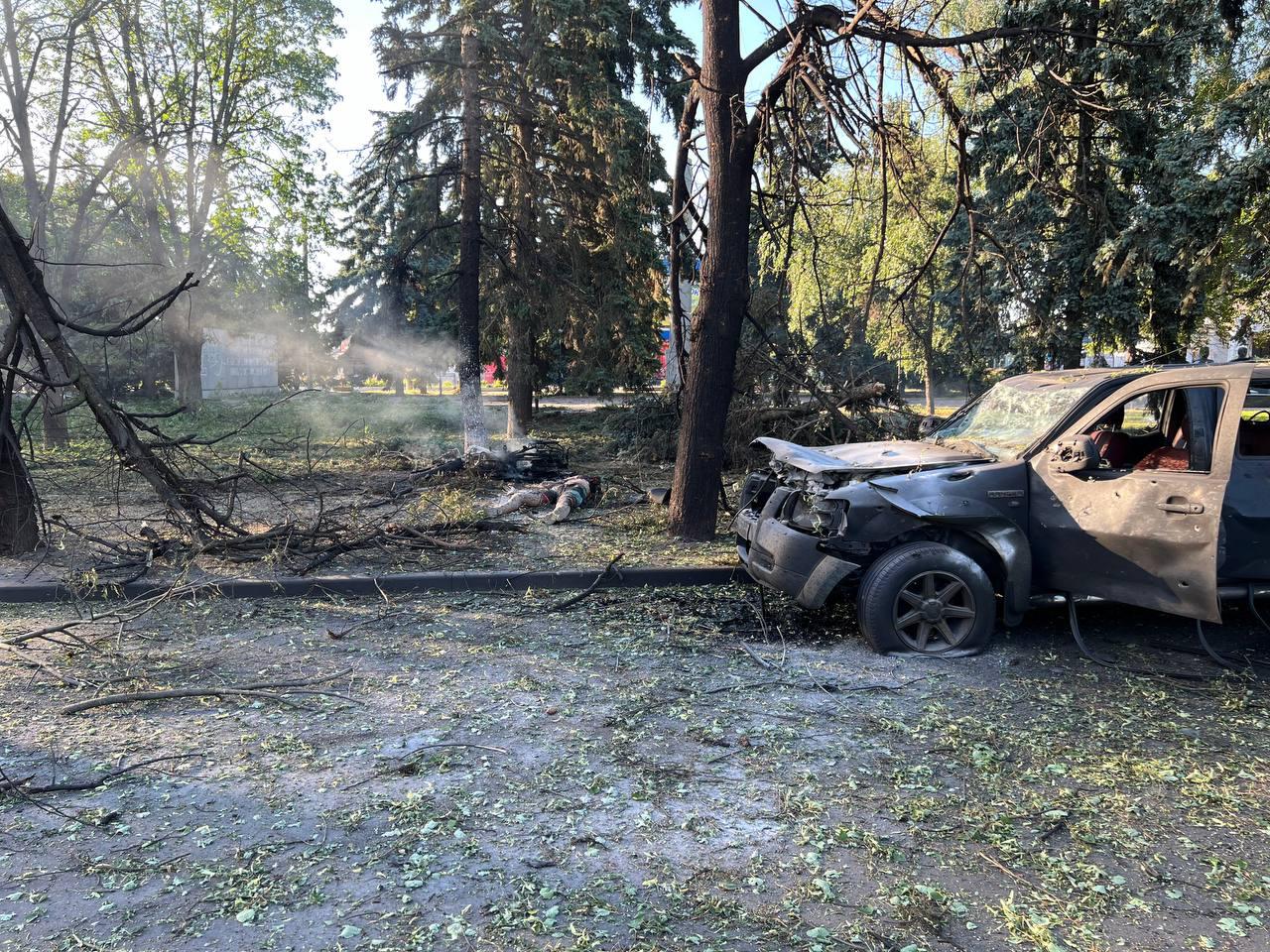 澤倫斯基在社群平台發布的現場照片顯示，地面被炸出一個大坑，還有燒毀的車輛。圖/取自Volodymyr Zelenskyy臉書
