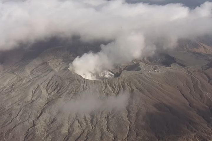 日觀光直升機墜毀火山口駕駛與2台客下落不明　入夜視線惡劣搜救困難