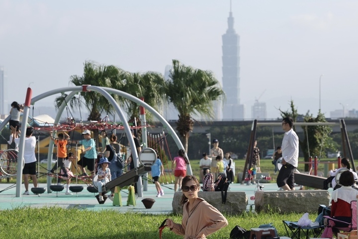 各地早晚稍涼，民眾至公園遊憩。圖/取自中央社