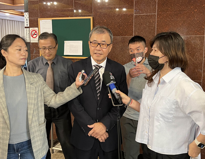 教育部長鄭英耀（中）表示，學生濫用藥物問題將在三個月內提出檢討報告。圖/中央社