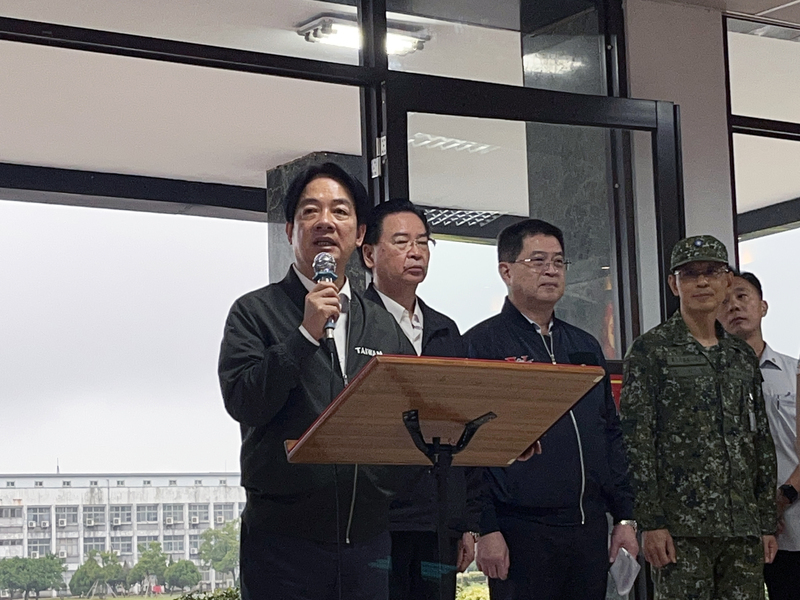 大陸解放軍在5月23、24日舉行高強度的「懲獨軍演」，賴總統（左一）表示會和國軍站在第一線共同守護國家安全。圖/中央社