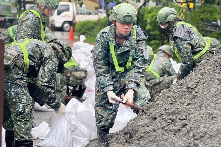 颱風山陀兒將影響南部地區，負責南台灣防務及救災的第四作戰區2日派遣官兵投入相關救災工作。圖/取自中央社