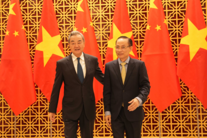 大陸外長王毅（左）抵越來後，與越南外交部長黎懷忠（右）舉行外交、國防、公安「3+3」會談。圖／取自中國外交部