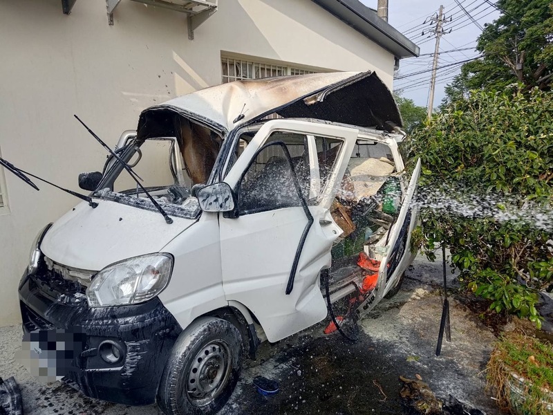 車上瓦斯桶外洩 新竹小貨車司機點菸釀氣爆