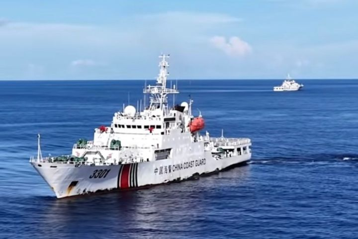 中菲局勢升溫　解放軍黃岩島海空聯演　大陸海警同步演練「強制拖離」