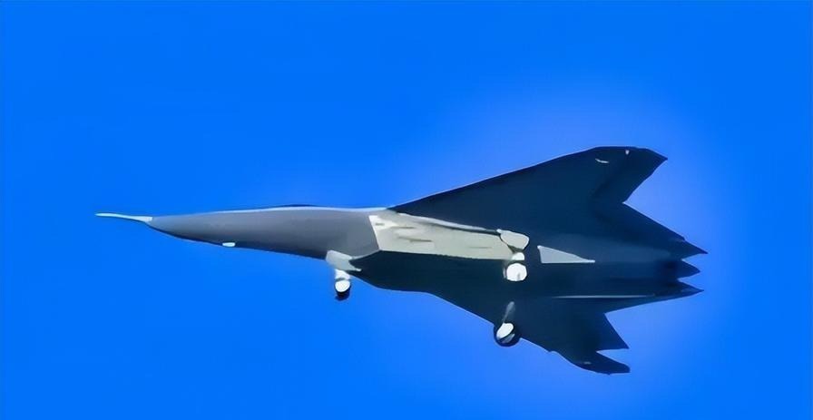 2024年底，大陸兩款新型飛行器殲-36與殲-50陸續曝光，圖為殲-50試飛畫。圖/取自視之界地理公眾號
