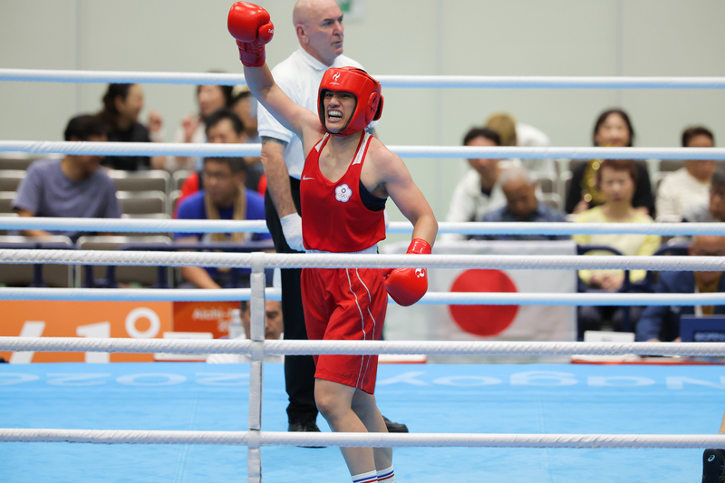 名古屋亞運29日女子拳擊65公斤級4強賽，台灣好手陳念琴（紅衣），舉起右手向現場粉絲致意。圖/中央社