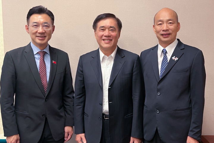 國民黨主席選舉將於18日投開票，候選人郝龍斌日前在臉書貼出與立法院長韓國瑜、副院長江啟臣「饅頭論政」影片。圖/取自郝龍斌臉書
