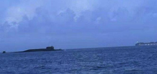 澎湖漁民18日凌晨驚見一艘潛艦浮出水面。圖/臉書社團@軍事迷