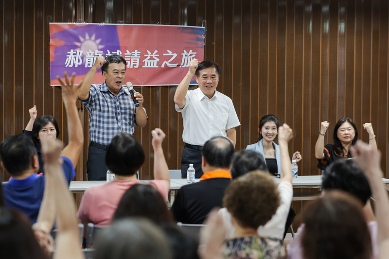 國民黨主席選舉關鍵24小時，候選人全力衝刺，郝龍斌在台北民生社區拜票請益。圖/中央社