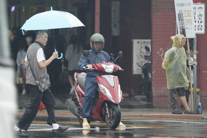 低壓帶今晨北移雨勢向中部擴展　入夜後降雨可望趨緩