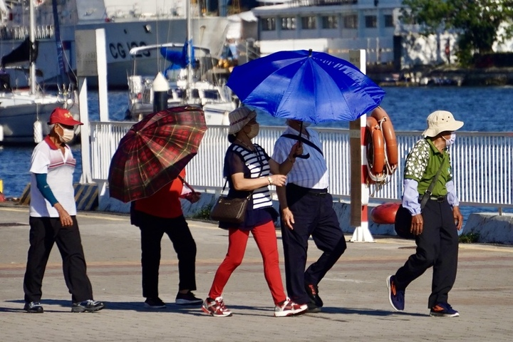 天氣炎熱10縣市防36度高溫　午後中部以北山區較大雨勢