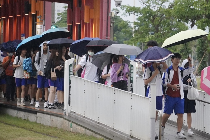 鋒面逼近，各地都將有降雨。圖/取自中央氣象署