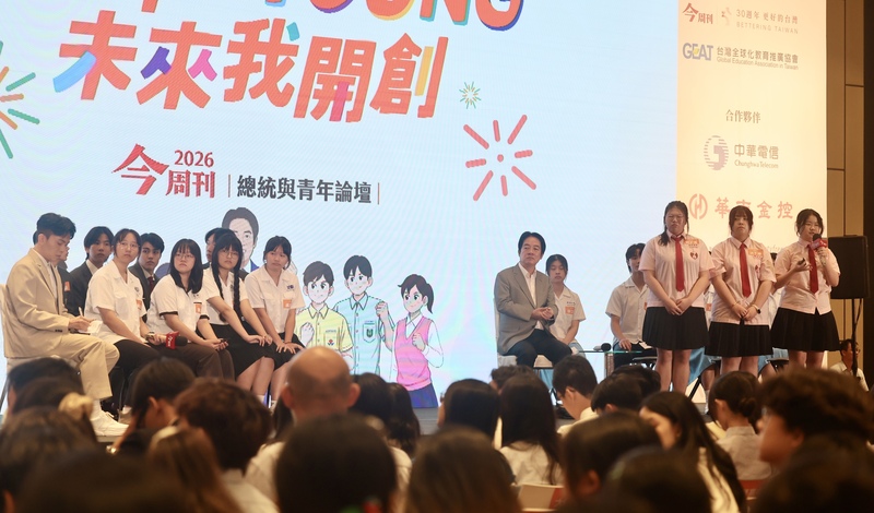 總統賴清德30日出席「總統與青年論壇」，並與高中生互動。圖/中央社