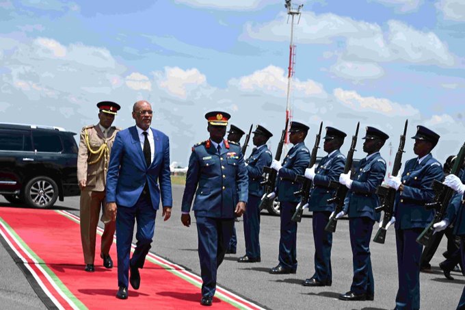 海地總理亨利（左二）目前仍在肯亞出訪。圖/取自海地國家通訊部官方《推特》