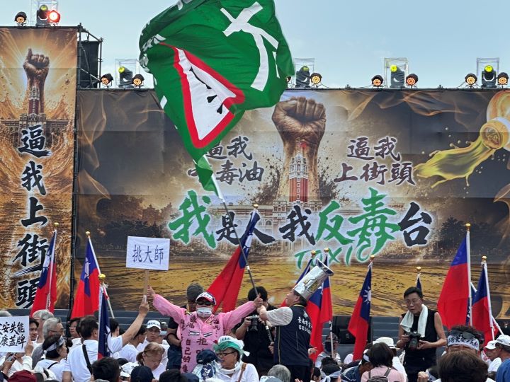 國民黨25日下午5時在台北市凱達格蘭大道舉辦「我是人，我反毒油」護食安集會。圖/記者陳思豪攝