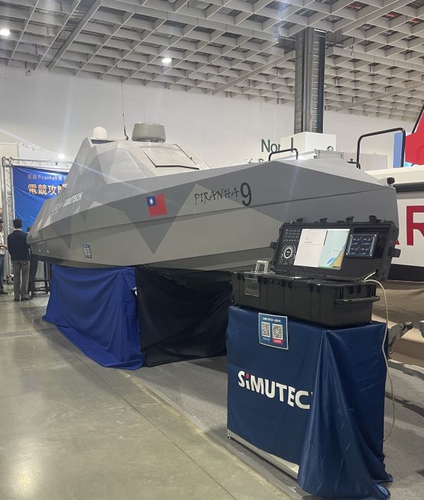 台製自殺式無人攻擊艇，操控距離超過300公里。圖/記者楊俊斌攝