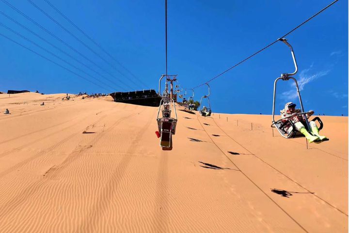 挑戰橫跨黃河的「黃河飛索」,自高空滑越河面,全程可俯瞰黃河與沙丘交織的壯闊。圖/記者陳思豪攝