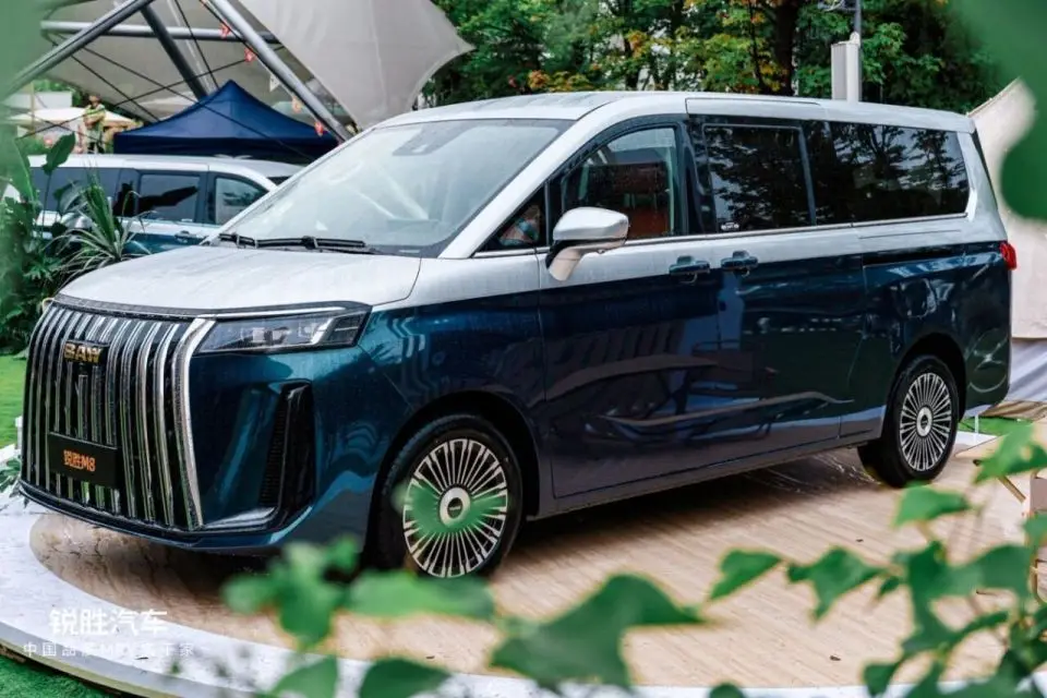 這款由魏橋出廠的銳勝M8九人座車型， 折合台幣價格約110萬左右。圖／取自搜狐