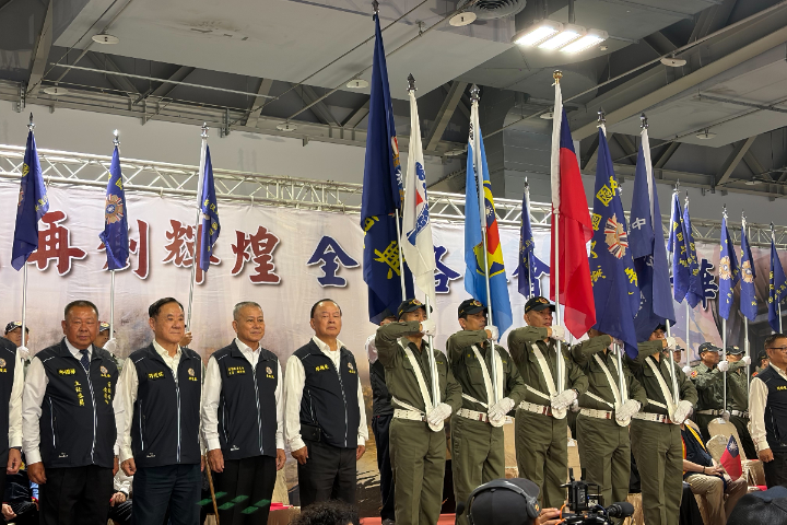 各慶祝大會典禮委員會旗幟進場並舉行唱國歌等活動。圖/記者高陸攝