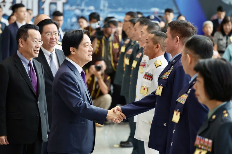 國防部8日舉行113年上半年陸海空軍晉任將官勗勉典禮，總統賴清德（前左2）致詞結束後逐一與晉任將官握手寒暄。前左是國防部長顧立雄。圖／中央社