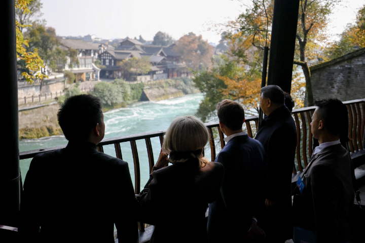習近平與馬克宏一同觀賞千年水利奇蹟「都江堰」的美景。圖/取自鳳凰衛視