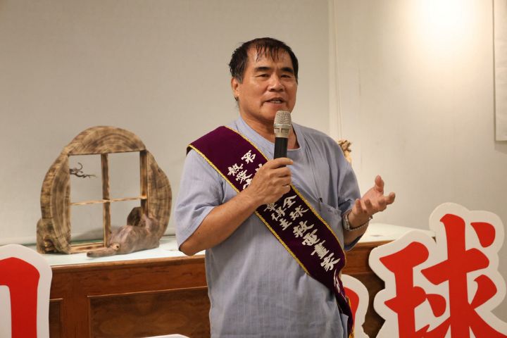 全球熱愛生命獎章得主李升茂將遭遇觸電的驚險經歷融入水墨世界，畫出生命的光彩。圖/周大觀文教基金會提供