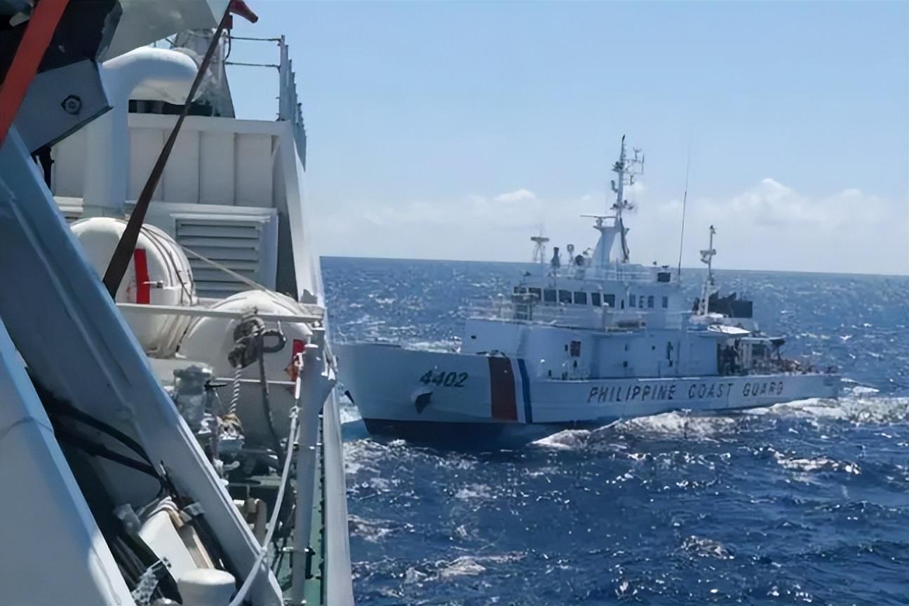 中菲海上衝突不斷，圖為大陸海警船往前行駛，驅離菲律賓船隻（右）。圖／取自網易