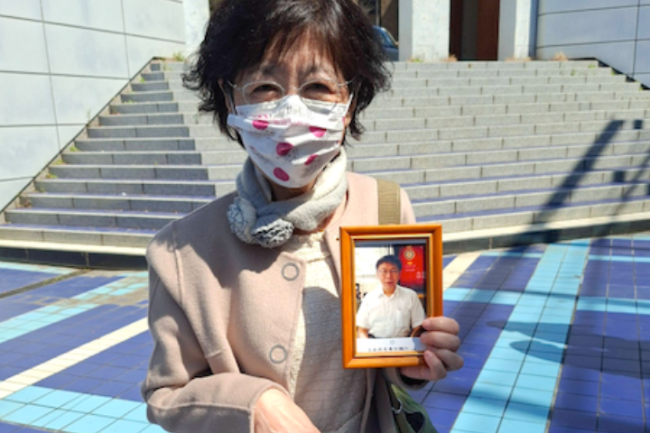 照片到場！柯佩琪手持柯文哲照片　出席兒子東京大學博士畢業典禮