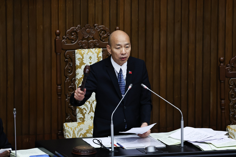 立法院長韓國瑜16日敲槌宣布三讀通過國家通訊傳播委員會組織法部分條文修正案。圖/中央社