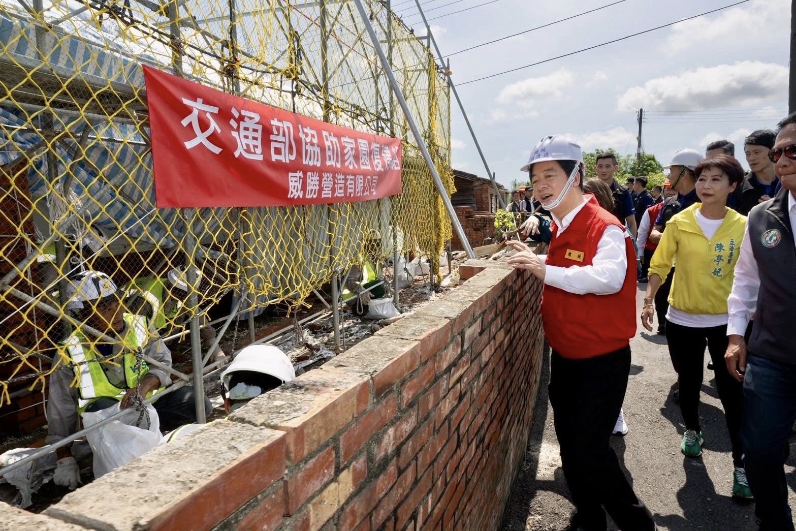 總統賴清德感謝災後幫忙重建的辛苦工作人員，但一旁的紅布條引發議論。圖/取自賴清德臉書